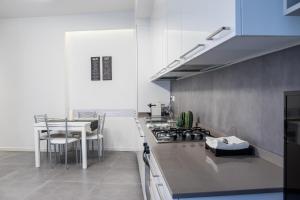 cocina con fogones horno superior junto a una mesa en Beautiful flat fully furnished in P.ta Romana, en Milán