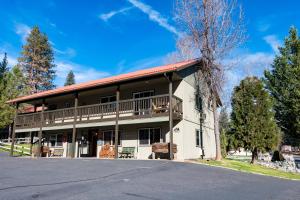 a large white building with a balcony at Yosemite Westgate Lodge in Groveland
