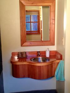埃爾博爾松的住宿－La Confluencia Lodge，一间带木制水槽和镜子的浴室
