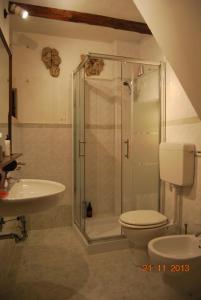 La salle de bains est pourvue d'une douche, de toilettes et d'un lavabo. dans l'établissement IL GECO, à Gênes