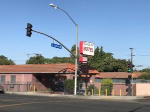 a hotel sign and a traffic light on a street at Rocky Inn Motel in Lynwood