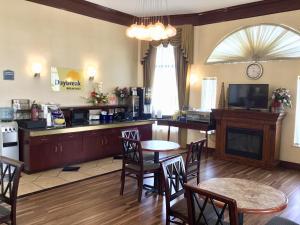 Kuchyň nebo kuchyňský kout v ubytování Days Inn by Wyndham Robstown