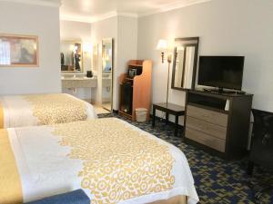 Postel nebo postele na pokoji v ubytování Days Inn by Wyndham Robstown