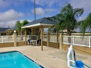 Bazén v ubytování Days Inn by Wyndham Robstown nebo v jeho okolí