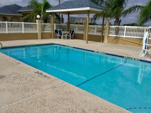 Bazén v ubytování Days Inn by Wyndham Robstown nebo v jeho okolí