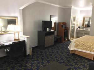 Postel nebo postele na pokoji v ubytování Days Inn by Wyndham Robstown