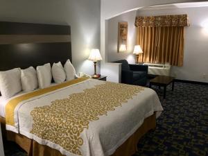 Postel nebo postele na pokoji v ubytování Days Inn by Wyndham Robstown