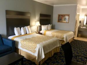 Postel nebo postele na pokoji v ubytování Days Inn by Wyndham Robstown