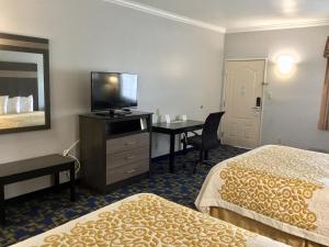 Postel nebo postele na pokoji v ubytování Days Inn by Wyndham Robstown