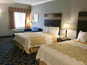 Postel nebo postele na pokoji v ubytování Days Inn by Wyndham Robstown