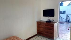 Cette chambre dispose d'une télévision sur une commode et d'une télévision sur le dessus. dans l'établissement hotel quinta sierra, à San Blas