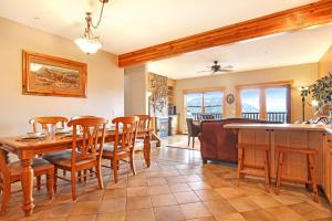 Mount Chapin S4 Condo في استيس بارك: غرفة طعام وغرفة معيشة مع طاولة وكراسي