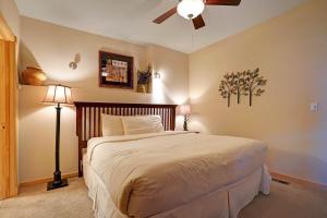 1 dormitorio con 1 cama y ventilador de techo en Mount Meeker 26B Condo en Estes Park