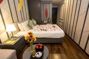 Giường trong phòng chung tại Le House Boutique Hotel