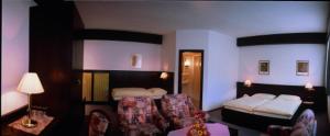 Posteľ alebo postele v izbe v ubytovaní Hotel Goldener Hirsch