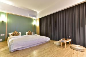 Postel nebo postele na pokoji v ubytování Jihao Selected Hotel
