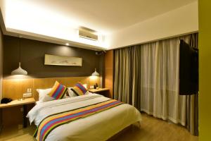 Postel nebo postele na pokoji v ubytování Jihao Selected Hotel