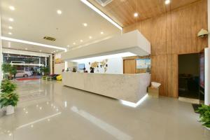 vestíbulo con recepción en un edificio en Jihao Selected Hotel en Ningbo