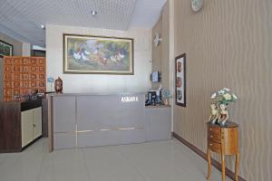 a szpital room with aacistacistacist w obiekcie RedDoorz near UNS Solo w mieście Surakarta