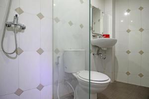 Koupelna v ubytování RedDoorz near UNS Solo