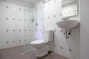 Koupelna v ubytování RedDoorz near UNS Solo