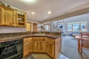 eine Küche mit Holzschränken und einer Spüle in der Unterkunft L306 Kirkwood Lodge in Kirkwood