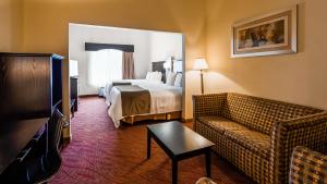 um quarto de hotel com uma cama e um sofá em Best Western Bar Harbour Inn em Massapequa Park