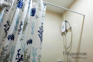 Phòng tắm tại Theppahrak Hostel Khaolak