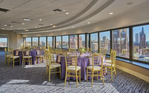 ein Konferenzraum mit Tischen, Stühlen und Fenstern in der Unterkunft Hyatt Regency Milwaukee in Milwaukee