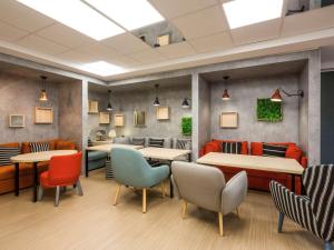 a waiting room with tables and chairs at ibis Bordeaux Centre - Gare Saint-Jean in Bordeaux