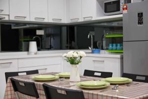 Kuchyň nebo kuchyňský kout v ubytování Mercu Summer Suites Bernice KLCC