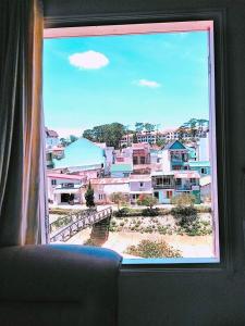 una ventana con vistas a la ciudad en City Pass Da Lat, en Da Lat