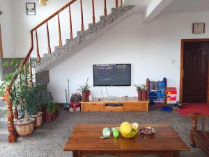 Telewizja i/lub zestaw kina domowego w obiekcie Taining Happy Stone Duplex Apartment