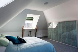Un pat sau paturi într-o cameră la Rooftop 52, City-Apartment