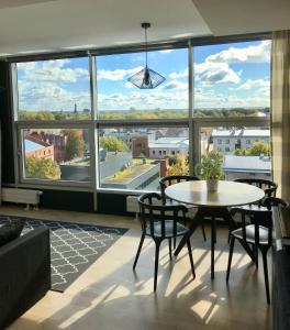 City View Apartment, free parking في بارنو: غرفة مع طاولة وكراسي ونافذة كبيرة