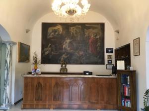 a courtroom with a large painting on the wall at Hotel Bonadies in Ravello