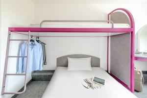 sypialnia z łóżkiem piętrowym i fioletowym łóżkiem piętrowym w obiekcie CREO Hotel Dessau w mieście Dessau