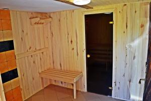 una sauna con un banco de madera en una habitación en Chata u Borysa, en Białowieża