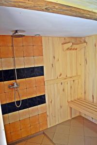 baño con ducha y banco en Chata u Borysa, en Białowieża 5 fotos más