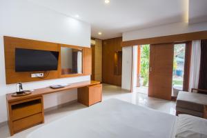 TV a/nebo společenská místnost v ubytování Hotel Sinar Bali Legian
