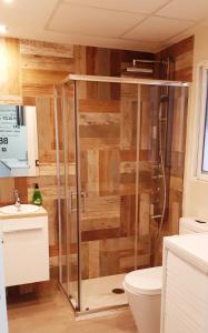 バレンシアにあるAmplio apartamento en centro históricoの木製の壁のバスルーム(シャワー付)