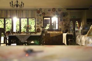 jadalnia ze stołem i płytami na ścianie w obiekcie The Highveld Cape Inn w mieście Pretoria