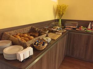 bufet z chlebem i innym jedzeniem na stole w obiekcie Aparthotel am Heidensee w mieście Schwerin