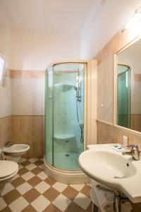 y baño con ducha, lavabo y aseo. en Hotel Europa, en Alessandria