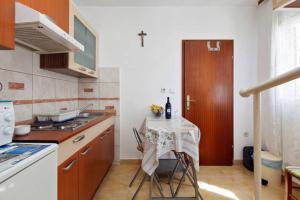 een keuken met een tafel met een fles wijn erop bij Rosmarinus Rubic studio in Split