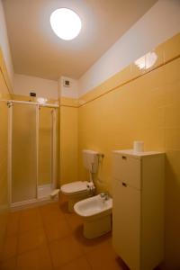 a bathroom with a toilet and a shower and a sink at Residence Corso Monferrato in Alessandria