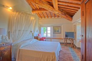A bed or beds in a room at Villa Camaiore by PosarelliVillas Még 37 kép