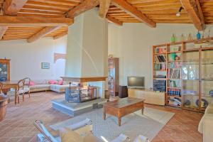 sala de estar con chimenea, sofá y mesa en Villa Camaiore by PosarelliVillas en Santa Lucia