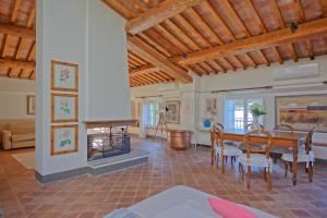 sala de estar con mesa y chimenea en Villa Camaiore by PosarelliVillas en Santa Lucia