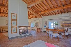 A seating area at Villa Camaiore by PosarelliVillas